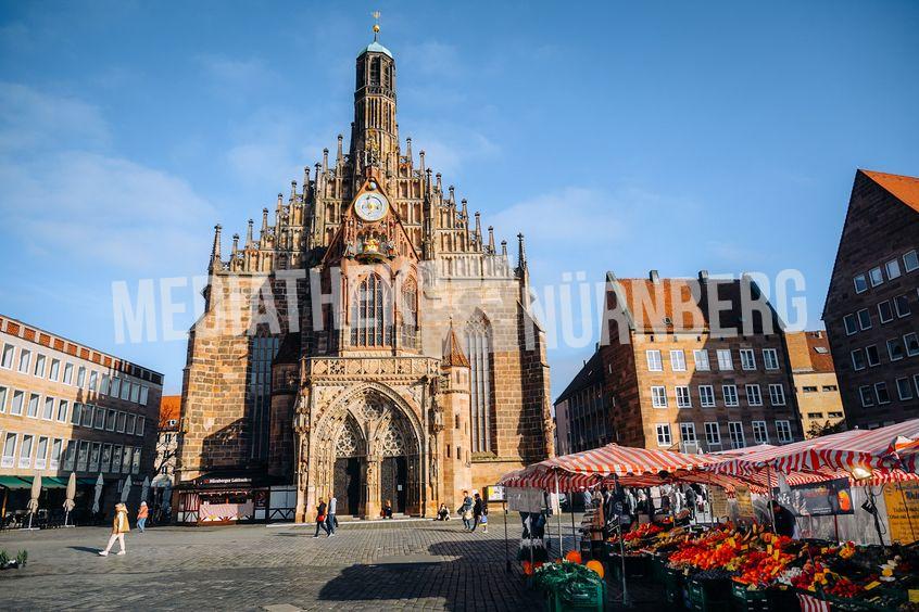 Hauptmarkt Nürnberg mit Frauenkirche